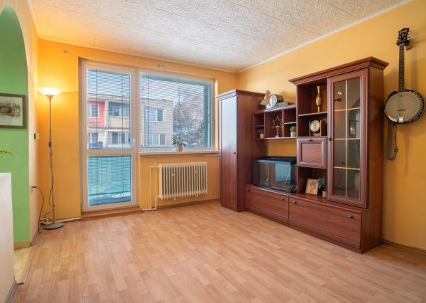 Na predaj zariadený 2-izbový byt s 2 balkónmi a pivnicou v meste Šaštín-Stráže