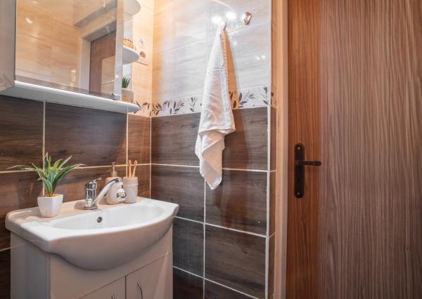 Na predaj zariadený 2-izbový byt s 2 balkónmi a pivnicou v meste Šaštín-Stráže