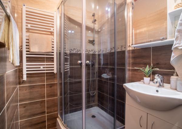 Na predaj zariadený 2-izbový byt s 2 balkónmi a pivnicou v meste Šaštín-Stráže