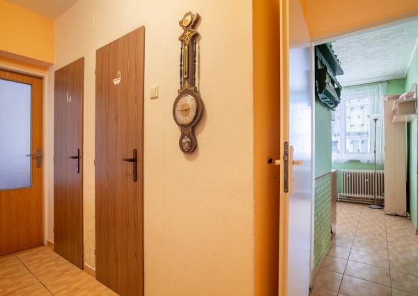 Na predaj zariadený 2-izbový byt s 2 balkónmi a pivnicou v meste Šaštín-Stráže