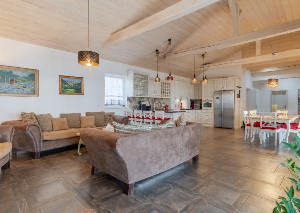 Na predaj exkluzívny rodinný dom s dvoj-garážou v podtatranskej obci Veľký Slavkov