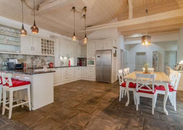 Na predaj exkluzívny rodinný dom s dvoj-garážou v podtatranskej obci Veľký Slavkov