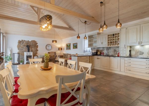 Na predaj exkluzívny rodinný dom s dvoj-garážou v podtatranskej obci Veľký Slavkov