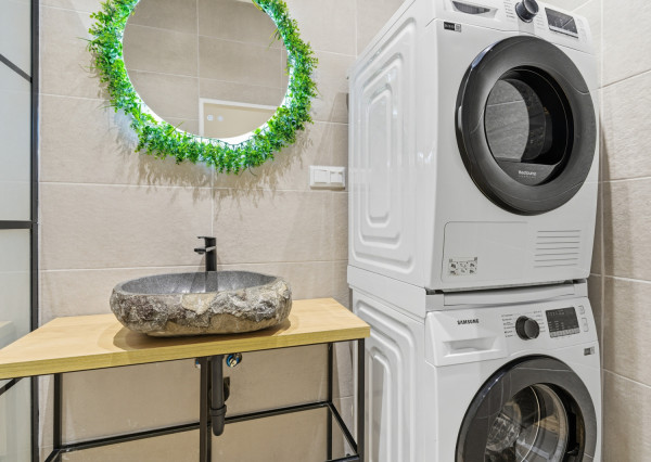 Na predaj 3-izbový byt s 2 balkónmi a 2 parkingami, Ružinov