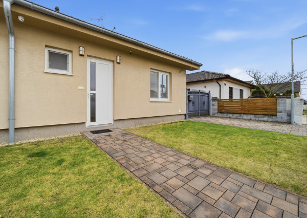 Na predaj novostavba radového rodinného domu v obci Láb