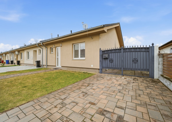 Na predaj novostavba radového rodinného domu v obci Láb