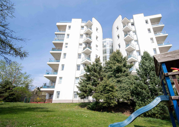 Na predaj reprezentatívny 6-izbový byt s garážou s výhľadom na Rakúsko