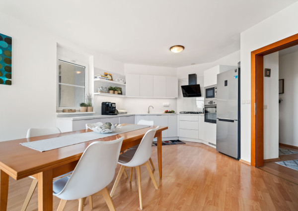 Na predaj reprezentatívny 6-izbový byt s garážou s výhľadom na Rakúsko