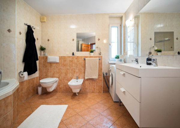 Na predaj reprezentatívny 6-izbový byt s garážou s výhľadom na Rakúsko