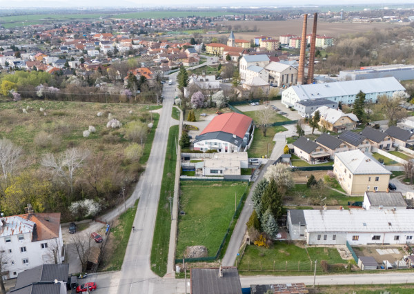 Na predaj pozemok s potenciálom výstavby v obci Vlčkovce