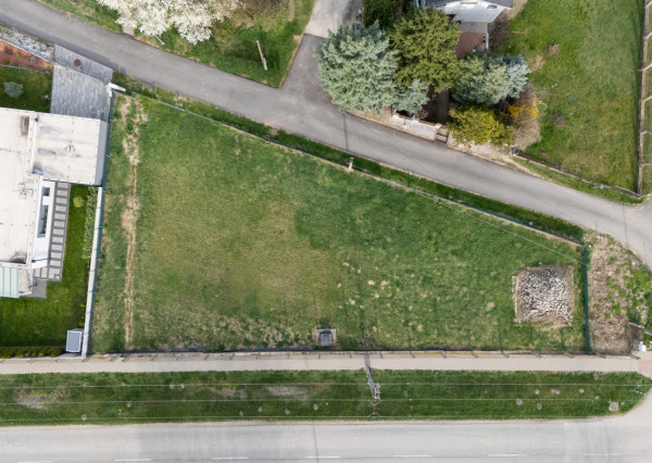 Na predaj pozemok s potenciálom výstavby v obci Vlčkovce