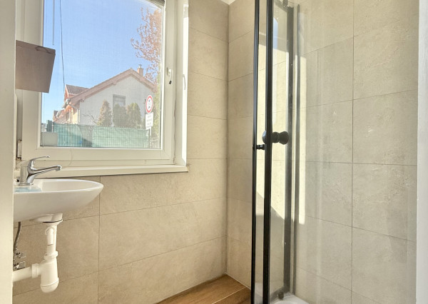 Prenájom - menší dom s terasou v Rovinke