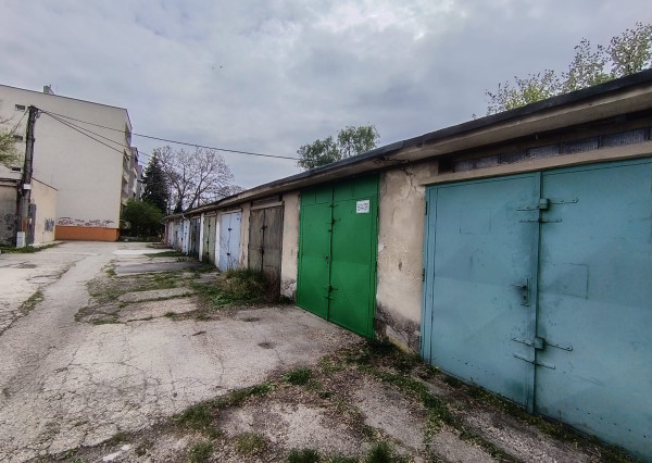 Na predaj garáž s elektrickým pripojením v Ružinove