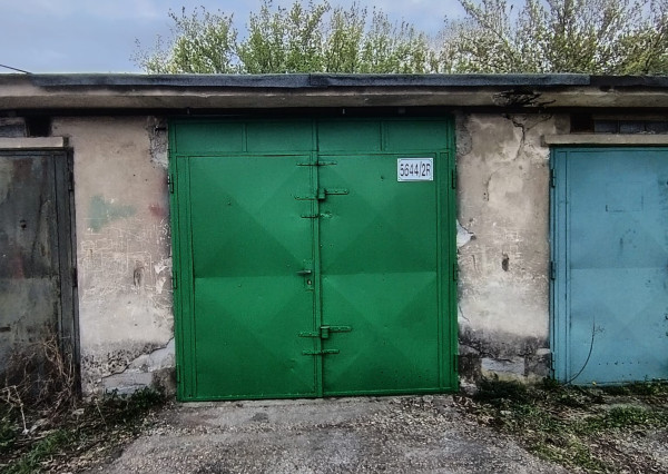 Na predaj garáž s elektrickým pripojením v Ružinove
