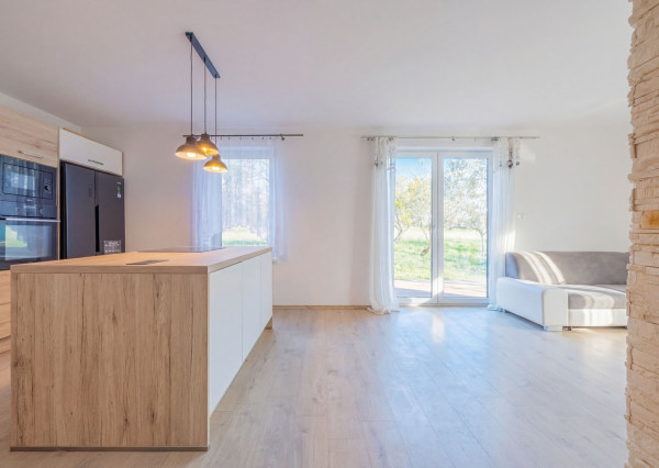 Na predaj čiastočne zariadený rodinný dom v obci Ďurďošík