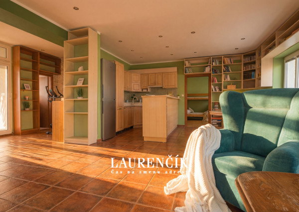 NA PREDAJ | 3-IZBOVÝ BYT SO SÚKROMNOU TERASOU S VÝHĽADOM NA HRAD  + GARSÓNKA V CENE