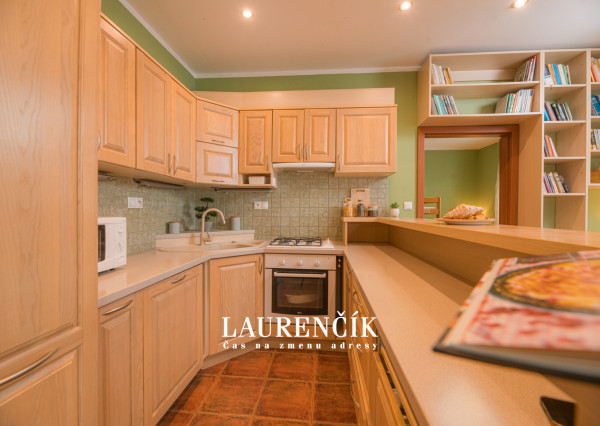 NA PREDAJ | 3-IZBOVÝ BYT SO SÚKROMNOU TERASOU S VÝHĽADOM NA HRAD  + GARSÓNKA V CENE