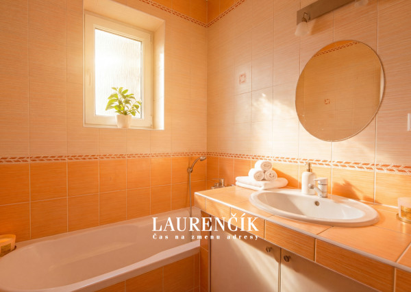 NA PREDAJ | 3-IZBOVÝ BYT SO SÚKROMNOU TERASOU S VÝHĽADOM NA HRAD  + GARSÓNKA V CENE