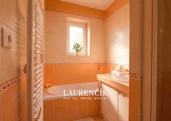 NA PREDAJ | 3-IZBOVÝ BYT SO SÚKROMNOU TERASOU S VÝHĽADOM NA HRAD  + GARSÓNKA V CENE