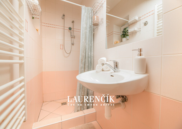 NA PREDAJ | 3-IZBOVÝ BYT SO SÚKROMNOU TERASOU S VÝHĽADOM NA HRAD  + GARSÓNKA V CENE