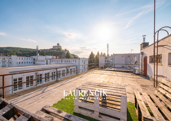 NA PREDAJ | 3-IZBOVÝ BYT SO SÚKROMNOU TERASOU S VÝHĽADOM NA HRAD  + GARSÓNKA V CENE