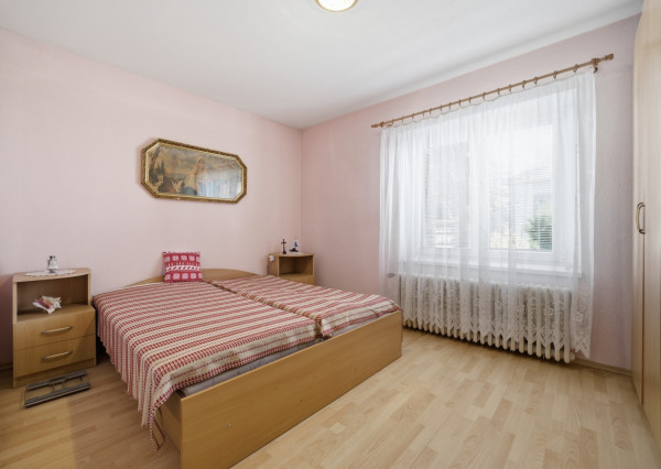 Na predaj samostatne stojaci 5-izbový rodinný dom v obci Jablonové