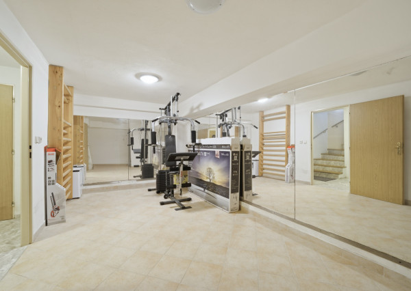 Na predaj samostatne stojaci 7-izbový rodinný dom v obci Jablonové