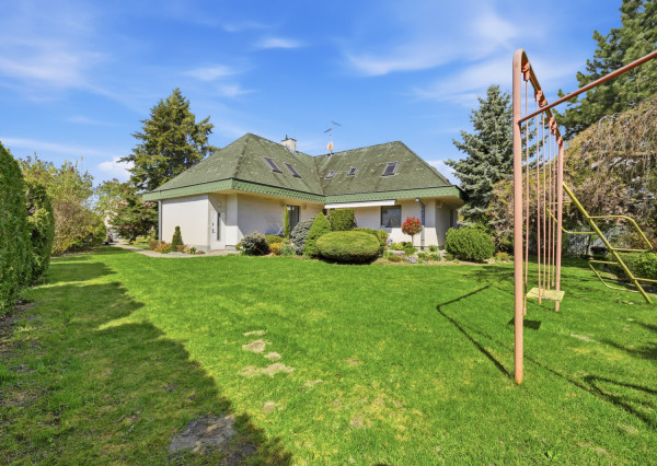 Na predaj samostatne stojaci 7-izbový rodinný dom v obci Jablonové