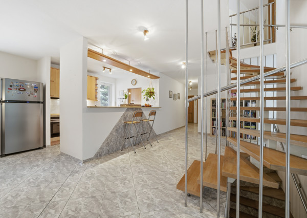 Na predaj samostatne stojaci 7-izbový rodinný dom v obci Jablonové