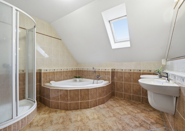 Na predaj samostatne stojaci 7-izbový rodinný dom v obci Jablonové