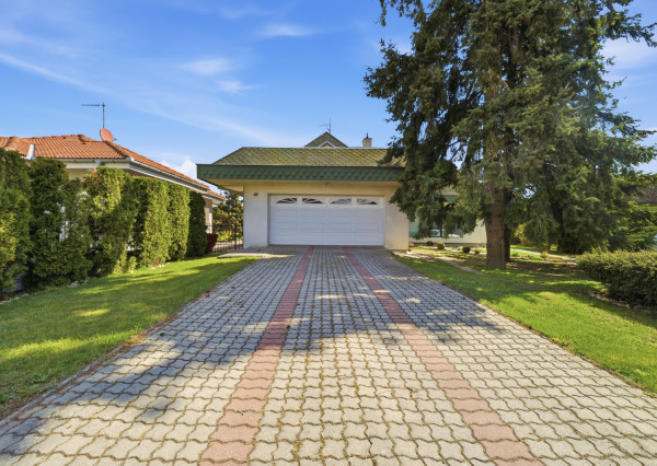 Na predaj samostatne stojaci 7-izbový rodinný dom v obci Jablonové