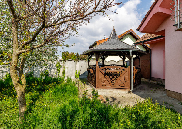 Na predaj 6-izbový rodinný dom s krásnou záhradou v Šamoríne