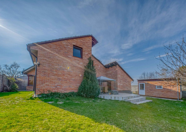 Na predaj priestranný, zariadený rodinný dom v Cerovej