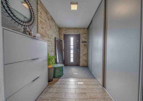 Na predaj priestranný, zariadený rodinný dom v Cerovej