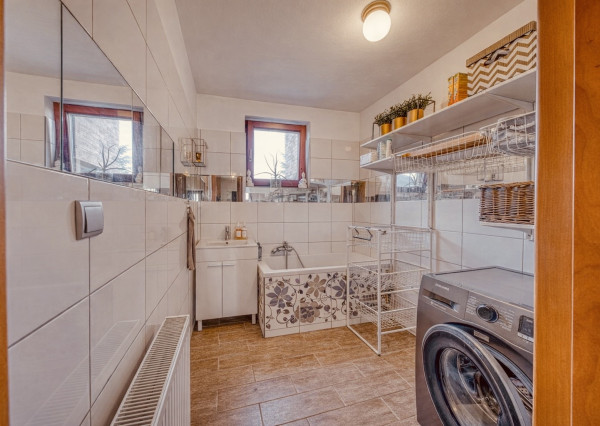 Na predaj priestranný, zariadený rodinný dom v Cerovej