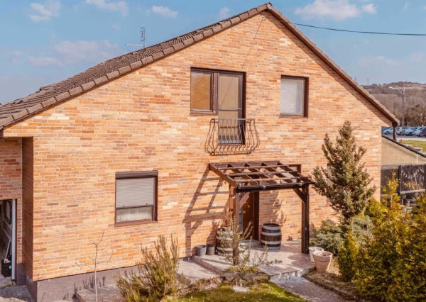 Na predaj priestranný, zariadený rodinný dom v Cerovej