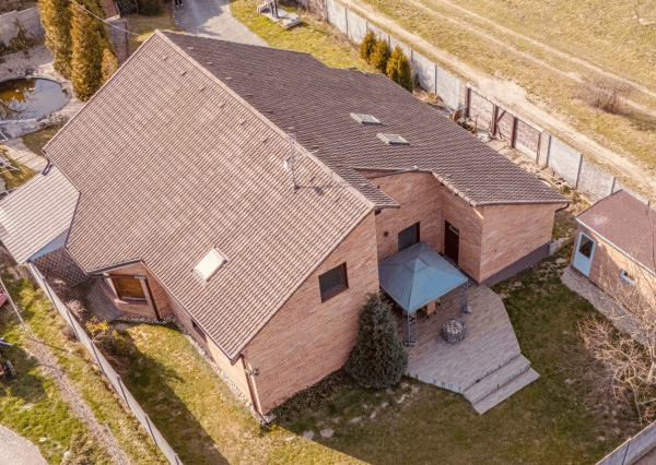 Na predaj priestranný, zariadený rodinný dom v Cerovej