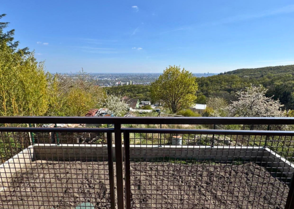 Na predaj chata s panoramatickým výhľadom na Bratislavu