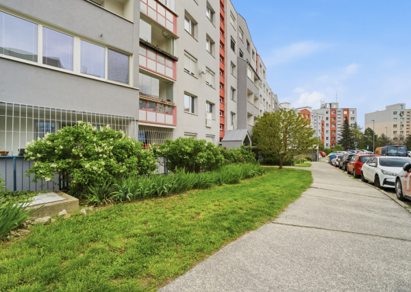 Na predaj kompletne zariadený 1-izbový byt v Bratislave - Dlhé Diely