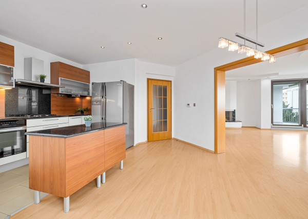 Na prenájom priestranný 5-izbový mezonet v Starom Meste