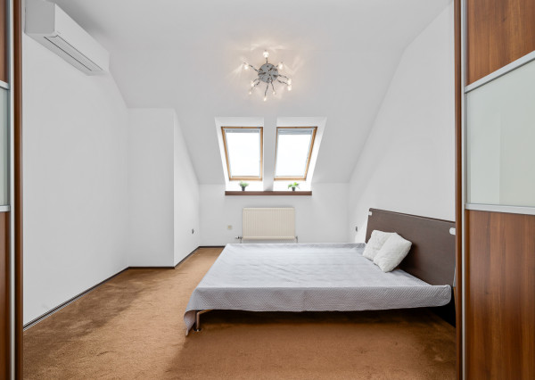 Na prenájom priestranný 5-izbový mezonet v Starom Meste