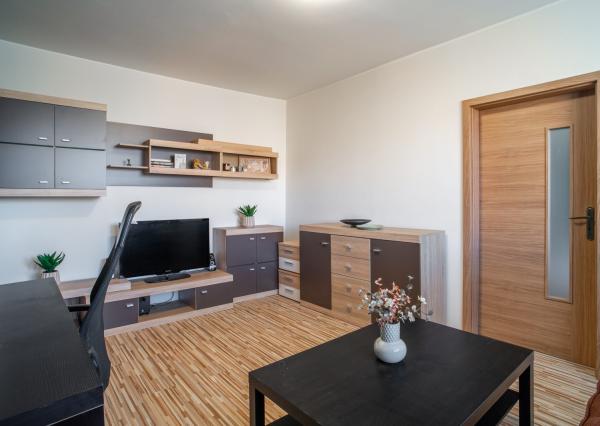 Na prenájom vkusný 2-izbový byt v príjemnej časti Dúbravky