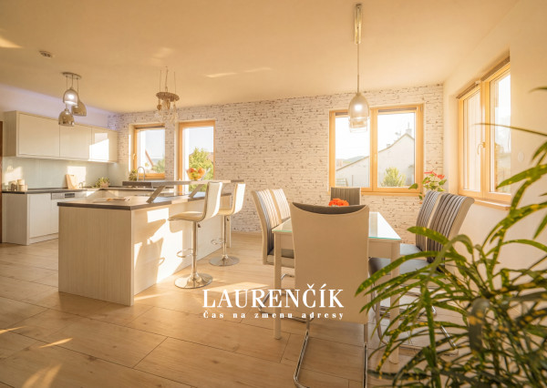 NA PREDAJ | RODINNÝ DOM S VÝHĽADOM NA VRŠATEC - ILAVA, KLOBUŠICE