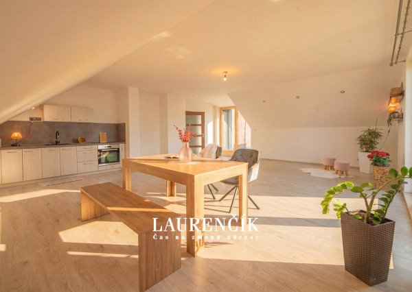 NA PREDAJ | RODINNÝ DOM S VÝHĽADOM NA VRŠATEC - ILAVA, KLOBUŠICE