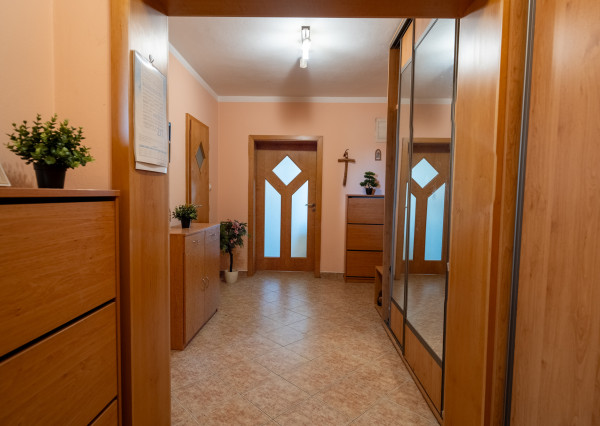 Na predaj čiastočne zariadený 3-izbový byt vo Vrakuni