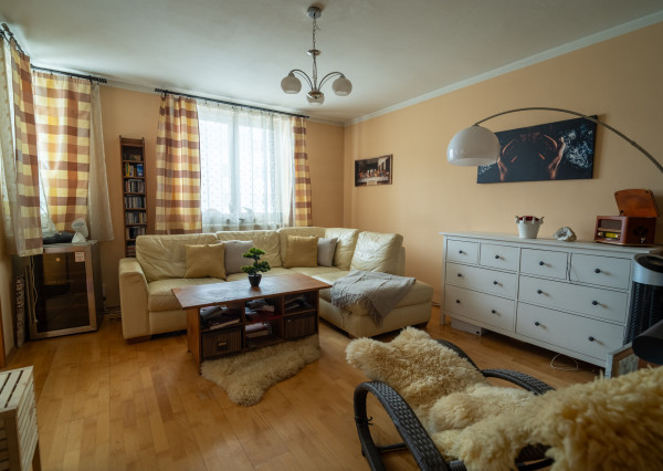 Na predaj čiastočne zariadený 3-izbový byt vo Vrakuni