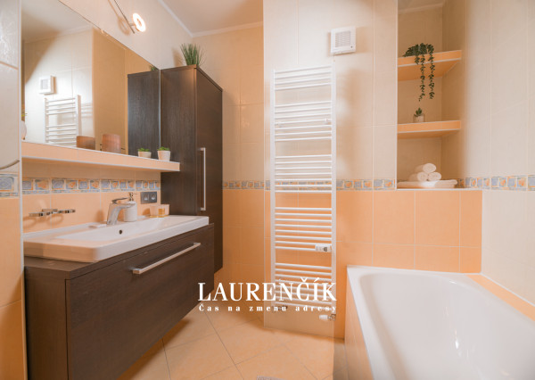 NA PREDAJ | PRIESTRANNÝ  3 -IZBOVÝ BYT NA SIHOTI V TRENČÍNE