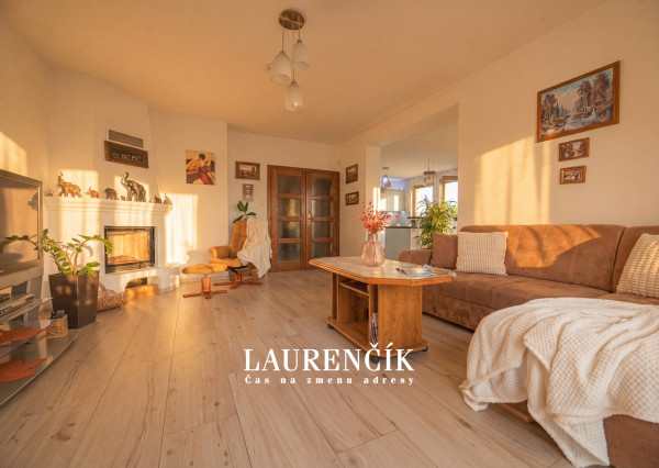 NA PREDAJ | NADŠTANDARTNÝ RODINNÝ DOM S 2533 M² POZEMKOM, PANORAMATICKÝM VÝHĽADOM A DVOJGARÁŽOU | ILAVA-KLOBUŠICE