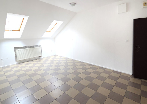 Na prenájom samostatná kancelária v centre Šamorína