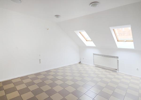 Na prenájom samostatná kancelária v centre Šamorína